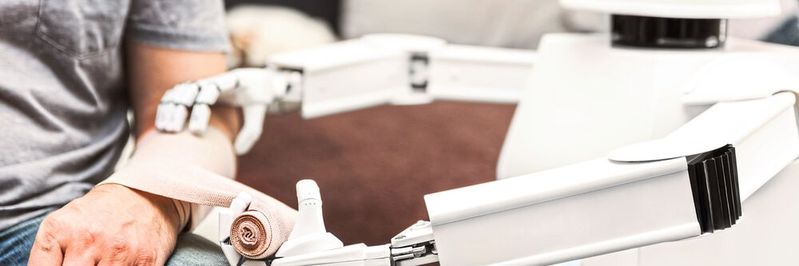 Pflegeroboter werden erst überzeugen, wenn sie komplexe Tätigkeiten oder Routinearbeiten übernehmen können, die bei Überlastung schnell zu Fehlern führen.(Bild:  ©M.Dörr & M.Frommherz - stock.adobe.com)