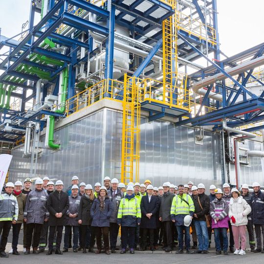 Das Projektteam und weitere geladene Gäste besichtigten den neuen Anlagenteil des MMP-Betriebs bei Evonik in Wesseling.(Bild:  Evonik)