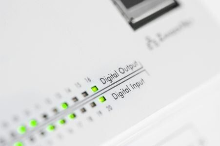 Bild 7: LED-Anzeige der aktiven I/O-Leitungen erleichtert Funktionskontrolle. (Bild: Zander)