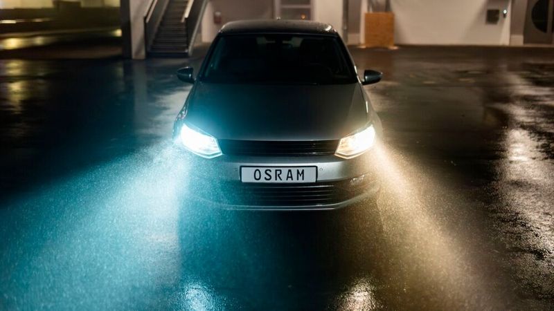 Überzeugend im Vergleich: NIGHT BREAKER LED SPEED (links) im Vergleich zur konventionellen Halogenlampe (rechts) (Bild: OSRAM GmbH)