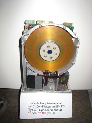Die erste Festplatte für den IBM-PC startete mit fünf Megabyte auf einer 5,25-Zoll HD und voller Bauhöhe.
 (Archiv: Vogel Business Media)