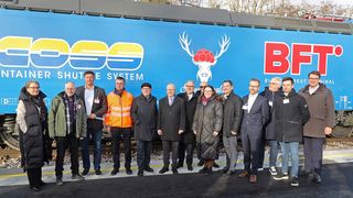 Aufstellung zum Gruppenbild: Durch das neu eröffnete Kombiverkehr-Terminal BFT in Horb am Neckar hat das nördliche Baden-Württemberg eine attraktive Umschlagmöglichkeit mehr zu bieten. (Bild: BFT)