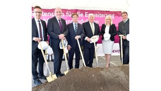 Bei einer offiziellen Feierstunde haben (von links) Dr. Götz Baumgarten, Leiter des Membrangeschäfts, Dr. Axel Kobus, Leiter der Produktlinie Fibres, Membranes & Specialities, Dr. Claus Rettig, Vorsitzender der Geschäftsführung Evonik Resource Efficiency, Dr. Klaus Engel, Vorstandsvorsitzender Evonik Industries, Mag. Dr. Angelika Winzig, Abgeordnete zum Nationalrat des österreichischen Parlaments sowie Gerhard Gründl, Bürgermeister der Marktgemeinde Schörfling am Attersee, am 30. September 2016 den Grundstein für die Erweiterung des Standorts in Schörfling (Österreich) gelegt. (Evonik)