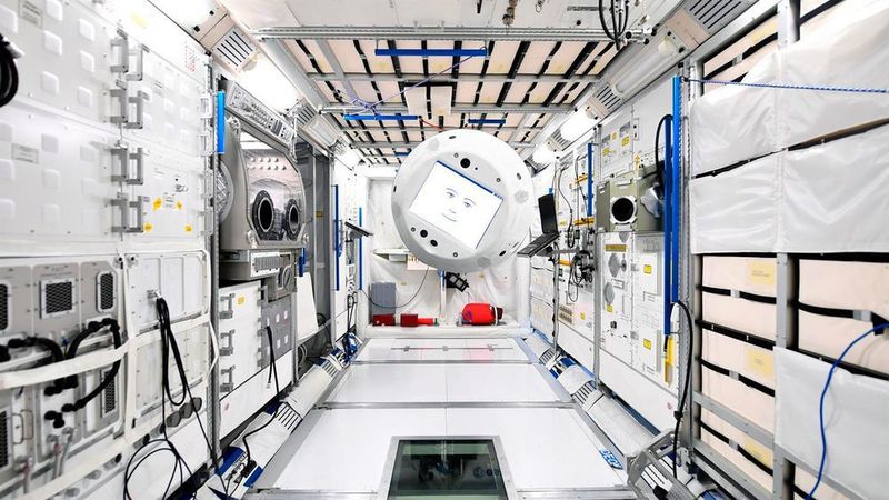 Sein „Gesicht“ ist ein Display und soll sich schwebend etwa in Augenhöhe der Astronauten bewegen. Er kann Informationen, Anleitungen zu wissenschaftlichen Experimenten und Reparaturen darstellen und erklären. Seine Augen sind zwei Kameras, zur Gesichtserkennung ist eine weitere Kamera eingebaut. (DLR/T.Bourry/ESA)