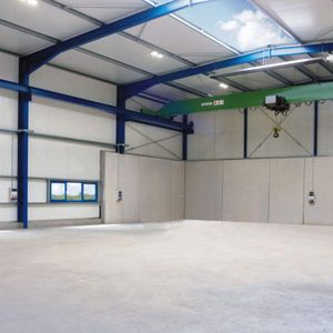Die neue Halle verdoppelt die Produktionskapazität und ermöglicht das Umsetzen von Aufträgen mit besonderer Geheimhaltung.