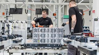 Seit einigen Tagen laufen bei MAN Truck & Bus in Nürnberg Batterien für die Elektromobilität aus der Produktion. Politprominenz begleitete den Startschuss. Lesen Sie hier, was MAN in dieser Hinsicht plant ... (Bild: MAN)