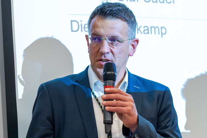 Stenkamp forderte dabei „mehr chinesischen Mut“ und jetzt zu handeln. Das vorgegebene Tempo müsse mitgegangen und mit Experten kooperiert werden. „Wer schwimmen lernen will, muss ins Wasser“, lautete sein Fazit. (Bild: Dominik Böhm - Fotokumpel)