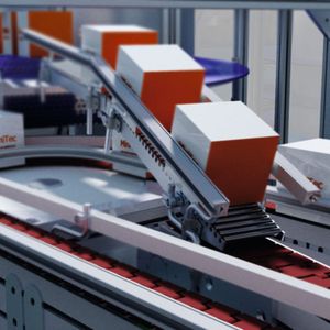 Als wichtiger Bestandteil der MT-Transfer-Unit sorgt der Gliederkettenförderer GKF für den Transport und die richtige Taktung.