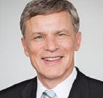 Titel, Name: Dr. Joachim Rauhut   Geburtsjahr, -ort: 1954 in Linz   Funktion: Mitglied des Vorstands   Firma: Wacker Chemie AG    Ressortverantwortung: Siltronic, Bilanzierung und Steuern, Konzerncontrolling, Finanzen und Versicherung, Zentrale Ingenieurtechnik, Information Technology, Region Amerikas  Ausbildung: 1979: Abschluss als Diplom-Wirtschaftsingenieur an der Technischen Universität Karlsruhe 1982: Promotion zum Dr.-Ing an der Technischen Universität Berlin  Berufliche Laufbahn: 1982: Unternehmensplanung, Mannesmann Demag AG, Duisburg 1984: Leiter Finanzen und Rechnungswesen, Mannesmann Demag (Pty.) Ltd. Johannesburg, Südafrika 1988: Konzernrechnungswesen, Mannesmann AG, Düsseldorf 1993: Leiter Controlling und Rechnungswesen, Mannesmann Demag AG, Duisburg 1996: Kaufmännischer Geschäftsführer, Mannesmann Demag Hüttentechnik, Duisburg 1997: Kaufmännisches Vorstandsmitglied, Krauss-Maffei AG, München 1999: Finanzvorstand, Mannesmann AG und Atecs Mannesmann AG, Düsseldorf 2001: Mitglied der Geschäftsführung der Wacker-Chemie GmbH, München seit November 2005: Mitglied des Vorstands der Wacker Chemie AG (Bild: Wacker)