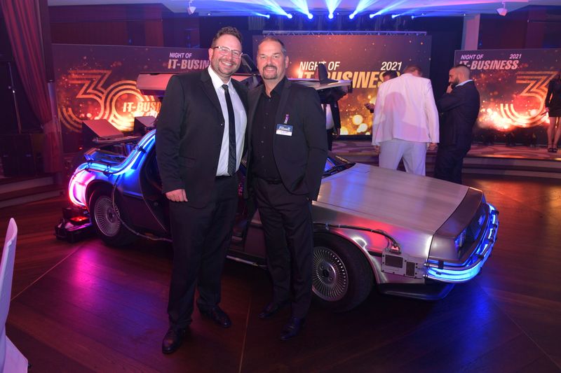 Robert Eichhorn und Thomas Peter, (r.) REINER SCT, steht der DeLorean sehr gut. (Hannes Magerstaedt)