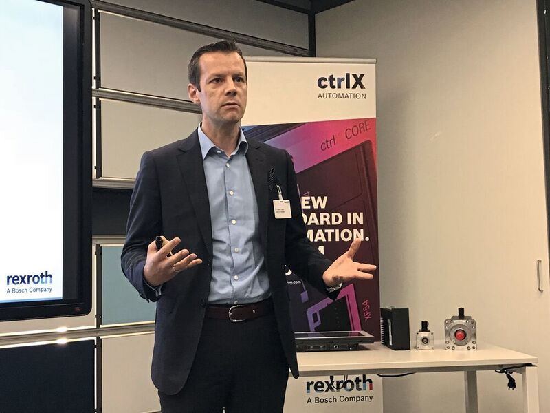 Dr. Heiner Lang, im Rexroth-Vorstand zuständig für Entwicklung und Fabrikautomation, bei der Einführung der neuen Automatisierungsplattform Ctrl X  (U. Drescher/konstruktionspraxis)