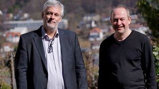 Prof. Dr. Martin Koch (l.) und Prof. Dr. Peter Lenz (r.) aus dem Fachbereich Physik der Philipps-Universität Marburg erforschen u. a. die Herkunft von Mikroplastik in der Lahn. (Nico Hofeditz)