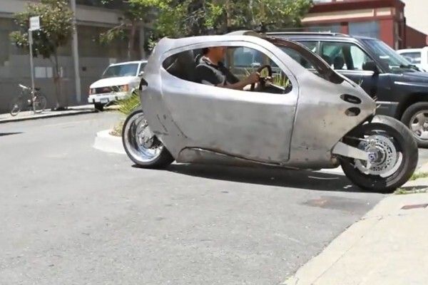 Das C1 von Lit Motors: zwei Gyroskope sorgen dafür, dass der elektrische Zweiradkabinenroller nicht umfallen kann - auch nicht bei einem Unfall (Lit Motors)