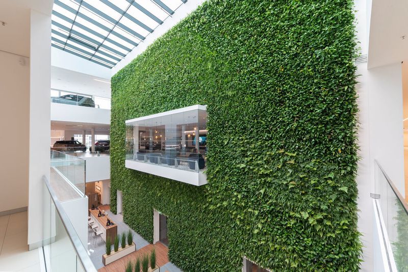 Ein Blickfänger im Innern des Gebäudes ist die 300 Quadratmeter große „Green Wall“. Die bepflanzte Wand soll für ein gutes Raumlima sorgen. (Jaguar Land Rover Germany/Gudrun Muschalla)