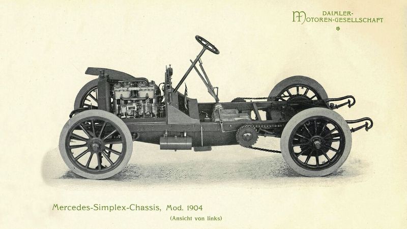 Die Simplex-Modelle bzw. -Chassis erhielten, um der gegenüber ihren Vorgängern nochmals gestiegenen Motorleistung gerecht zu werden, eine zweite Fußbremse, die als Bandbremse auf die Zwischenwelle des Kettenantriebs wirkte. Alle vier Bremsen – also auch die Trommelbremsen der Hinterräder und die Kardanbremse – wurden mit Spritzwasser gekühlt, das beim Betätigen aus einem Vorratsbehälter auf die Reibflächen tropfte. (Bild:  Mercedes-Benz AG)