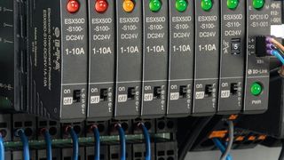 Anwendung mit der Gerätekombination elektronischer Sicherungsautomat ESX50D, IO-Link Device CPC10IO und Stromverteiler SVS201 (E-T-A)