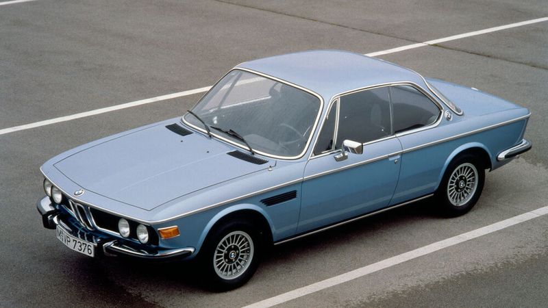 Filigrane Coupé-Alternative zum Mercedes SLC: der BMW 3.0 CS aus den Siebzigerjahren. Die Fahrzeuge wurden zwischen Dezember 1968 und Dezember 1975 im Lohnauftrag bei Karmann im Werk Rheine gebaut. Insgesamt entstanden 30.546 Wagen. Das Angebot umfasste ausschließlich Sechszylinder-Reihenmotoren mit einem Hubraum zwischen 2,5 und 3,2 Liter und einer Leistung von 110 bis 151 kW (150 bis 206 PS).  (Bild: BMW)
