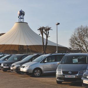 Gut beschirmt warten die Gebrauchtwagen auf ihre neuen Besitzer.