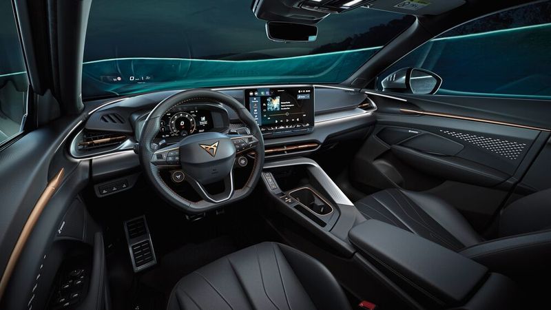 Der Kommandostand des Fahrers wird wie heute üblich von einem 12,9-Zoll-Monitor dominiert. (Bild: Seat)