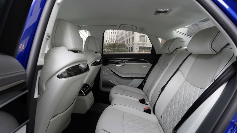 Die früheren Alleinstellungsmerkmale sind dem S8 abhandengekommen, der optische Auftritt ist jedoch eindrucksvoller denn je. (Bild: Autoren-Union Mobilität / Audi)