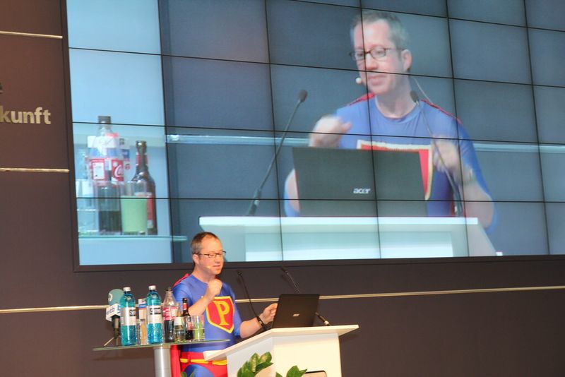 Prozessmann alias Dr. Jens Wegmann sorgte für gute Stimmung... (Bild: Fouhy)