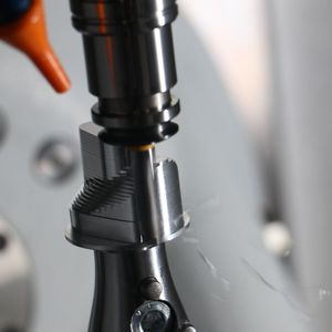 Innerbichler fräst mit der Micro HD zum Beispiel gehärtete Formeinsätze für die Dichtungsherstellung um über 30 Prozent produktiver als früher, heißt es.(Bild:  Kern Microtechnik)