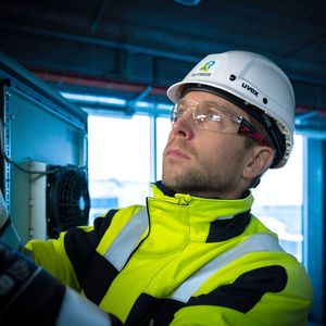 Experten von Bilfinger installieren und warten Elektro-, Mess- und Regeltechnik beim Kunden.(Bild:  Bilfinger)