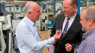 Außendienstbetreuer Rudolf Meyer von Hainbuch hilft, wo er kann, um das Optimum herauszuholen (v. l. Günter Schleyer, Rudolf Meyer und Franz-Josef Reder). (Bild: Hainbuch)