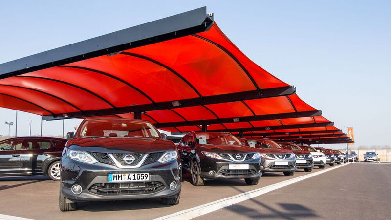 Für das textile Dach stehen über 40 Farben zur Auswahl. Auch die Form ist – neben einigen Standardlösungen – individuell wählbar.(Bild:  Hacobau GmbH)