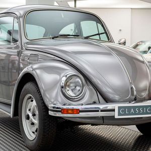 Kurios: Der Käfer 1200 L „Jubiläum 50 Jahre“ wurde 1989 zum ersten Mal zugelassen und hat keine 200 Kilometer auf dem Tacho.(Bild:  Mediabid 2023)