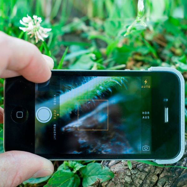 Den my-iCros Mikroskop-Aufsatz gibt es für iPhones. Damit kann man Fotos mit 150-facher Vergrößerung schießen. Kostenpunkt bei Radbag.de: 24,95 Euro. (www.radbag.de)