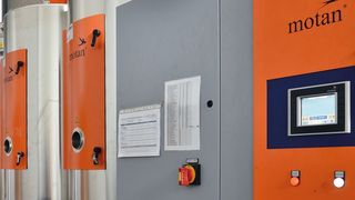 Mit der Integration externer Energiequellen für die Trocknung und dem Aufbau der zentralen Materialversorgung, hat motan-colortronic beim Automobilzulieferer FKT eine vermutlich einzigartige Idee Realität werden lassen. (Bild: Motan-Colortronic)