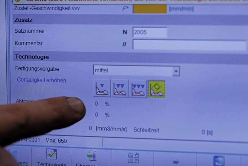 Die Maschine kann direkt per Touchscreen auf das Werkstück hin programmiert werden: Links im Bild die Wahl des Werkstückwerkstoffes, rechts im Bild wird die Oberflächenqualität gewählt. Nach Eingabe aller relevanten Daten bestimmt «Studer Technology» die entscheidenden Parameter. (Matthias Böhm, SMM)