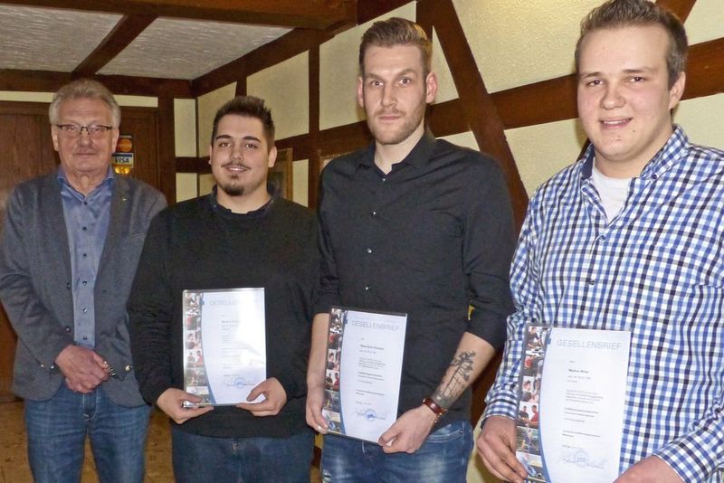 Gratulation den Prüfungsbesten der Kfz-Innung Melsungen: (v. li.) Obermeister Rudi Hupfeld ehrt Maurice Pascal Völker, Klaus Kevin Kreutzer und Markus Wrba. (Kfz-Innung)