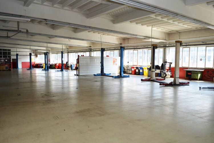 Die Werkstatt mit 8 Arbeitsplätzen – für den Übergabetag wurden keine Servicetermine vergeben. (Foto: Rehberg)