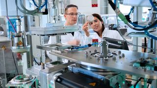 Experten des Fraunhofer IVV bei der Optimierung eines Verfahrens zur Produktion von Verpackungen. Im Rahmen des Projekts KIOptiPack entwickeln sie auch KI-Werkzeuge um Kunststoffverpackungen fit für die Kreislaufwirtschaft zu machen (Bild: Fraunhofer IVV)