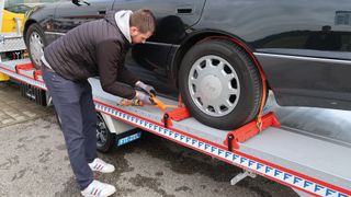 Dreipunktgurte, längs über die Räder gezogen, bieten weniger Fehlerpotenzial als die branchenüblichen Trapezgurte. (Bild: Diehl/»kfz-betrieb«)