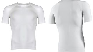 Auf den ersten Blick scheint es sich um ein ganz gewöhnliches T-Shirt für sportliche Aktivitäten zu handeln, das üblicherweise aus Kunstsfasern besteht. In Wirklichkeit soll es eine Ära der nachhaltigeren Sportbekleidung einläuten! Denn es besteht aus Bio-Polyethylen. Hier mehr ... (Bild: Falke / ITA)