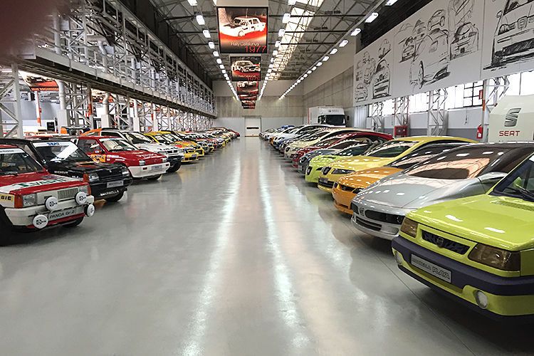 Im nicht öffentlichen Seat-Museum in Barcelona tauchte das deutsche Team ganz tief in die Geschichte der Marke ein. (Foto: Seat)