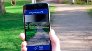 Die Softwarefirma iXpoint hat ein Assistenzsystem für Blinde entworfen. Die Bilderkennung macht den Wegverlauf auf der Grundlage unterschiedlicher Farbsättigungen hörbar.  (Harald Kucharek)