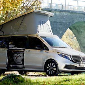 Mercedes-Benz EQV mit Campingausbau von Sortimo Walter Rüegg aus der Schweiz.(Bild:  Autoren-Union Mobilität/Mercedes-Benz)
