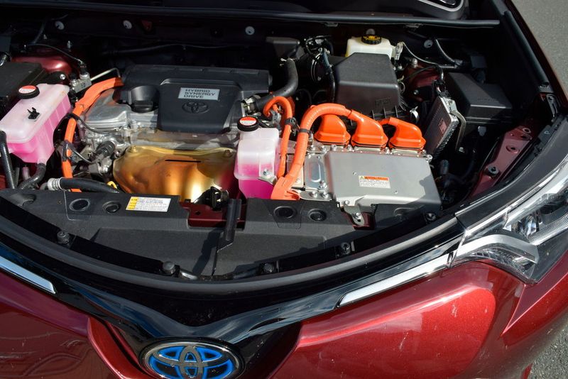 Gewohntes Hybridbild: Einträchtig warten Verbrenner und E-Maschine auf ihren Einsatz. (Holz / »kfz-betrieb«)