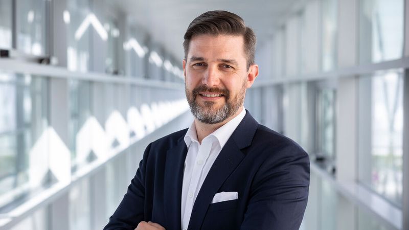 Christian Dietsch, Geschäftsführer Peugeot Deutschland: „Auf dem Weg zur Elektromarke geht Peugeot mit schnellen Schritten voran. Bereits 2023 haben wir unsere Modellpalette mehr als nur mit dem neuen Peugeot-Logo modernisiert und mit dem E-308 und E-308 SW ein Statement gesetzt. Anfang 2024 starten wir gleich mit dem neuen Peugeot E-3008, der als erstes Fahrzeug aus dem Stellantis-Konzern auf der neuen STLA-M-Plattform auf den Markt rollt und somit eine Reichweite von bis zu 700 Kilometern anbieten kann. Dazu präsentieren wir den neuen E-5008 und die vollelektrische Variante des Peugeot 408. Damit sind wir europaweit bereits Ende 2024 eine der Marken mit dem größten Elektrofahrzeug-Portfolio.“ (Bild: Stellantis)