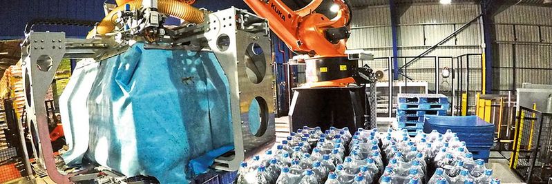 Sprudelnde Frische fix gestapelt: Der KR 700 PA von Kuka schafft beim Palettieren der Softdrinks von Pepsi vier Arbeitszyklen pro Minute. Sprudelnde Frische fix gestapelt: Der KR 700 PA von Kuka schafft beim Palettieren der Softdrinks von Pepsi vier Arbeitszyklen pro Minute.