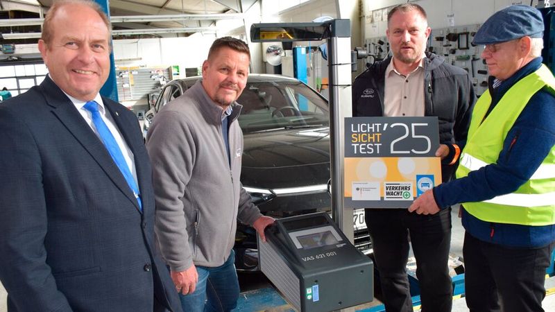 Licht-Sicht-Test-Start im Autohaus Wagner in Helmstedt: Gemeinsam eröffneten Landrat Gerhard Radeck (l.), Wolfgang Schmidt vom ADAC-Ortsclub Helmstedt (2.v.r.), daneben Kfz-Meister Christian Wagner und rechts Obermeister Martin Klein von der Kfz-Innung Helmstedt, die Verkehrssicherheitsaktion.(Bild:  Erik Beyen)