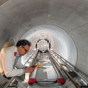 Dr. Henrich Frielinghaus in der Detektorröhre der Jülicher Kleinwinkelstreuanlage KWS-1(Bild:  Andreas Heddergott / TUM)