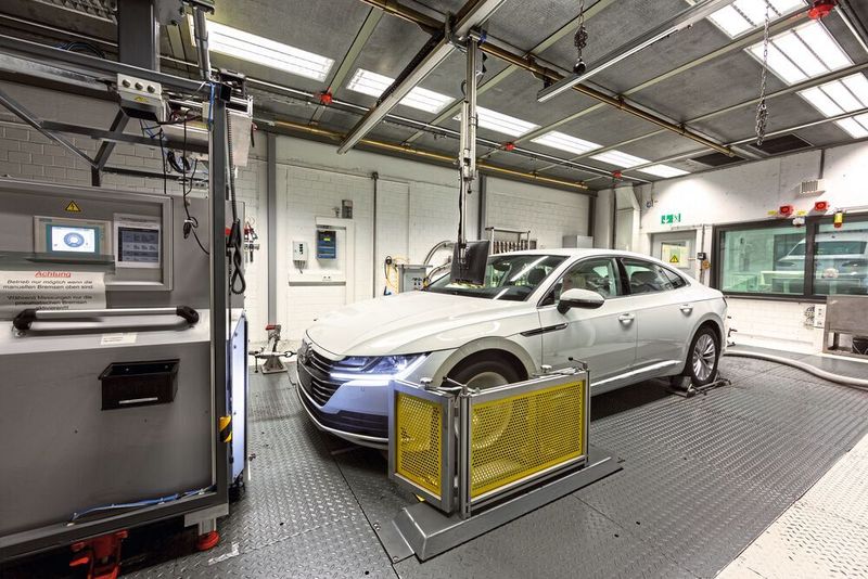 30 Minuten dauert eine Testfahrt nach WLTP. Sie geht über rund 23 Kilometer und besteht aus vier Abschnitten: eine simulierte Stadtfahrt, eine Fahrt Überland und eine Autobahnstrecke mit zwei Geschwindigkeiten. (Volkswagen)