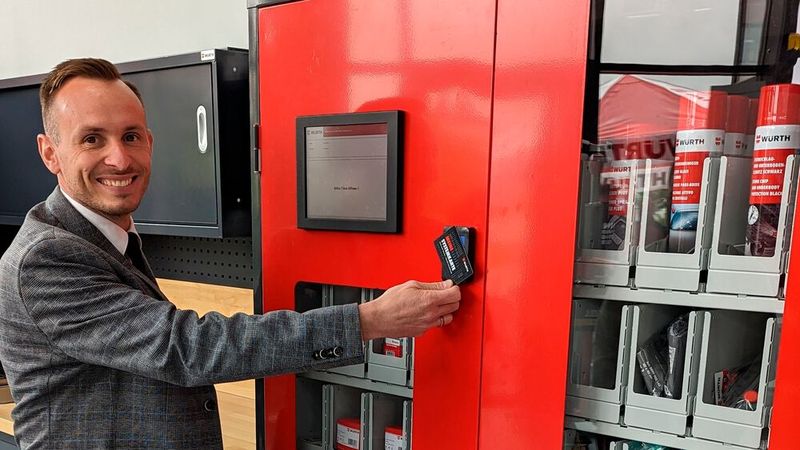 Andreas Grasser, Leiter der Division Automotive bei Würth, demonstriert den C-Teile-Schrank mit Zugangsberechtigung. (Bild: Rosenow – VCG)