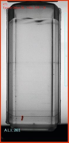 Die industrielle Bildbearbeitung erkennt zuverlässig Partikel (rote Markierung). Harmlose farbliche Veränderungen (oben) werden entsprechend nicht als Defekt detektiert.  (Bild: MVTec)