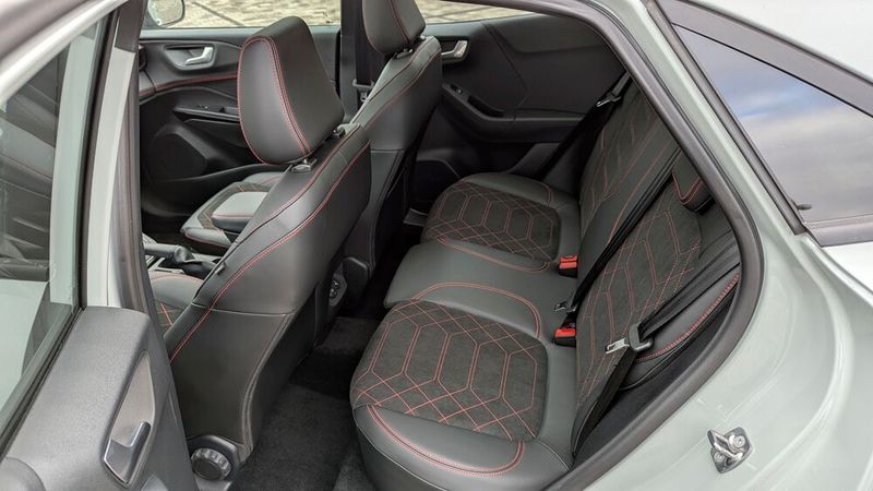 Hinten fehlt es an Platz – ein Reiseauto für vier Erwachsene ist der Puma nicht. (Bild: Rosenow – VCG)